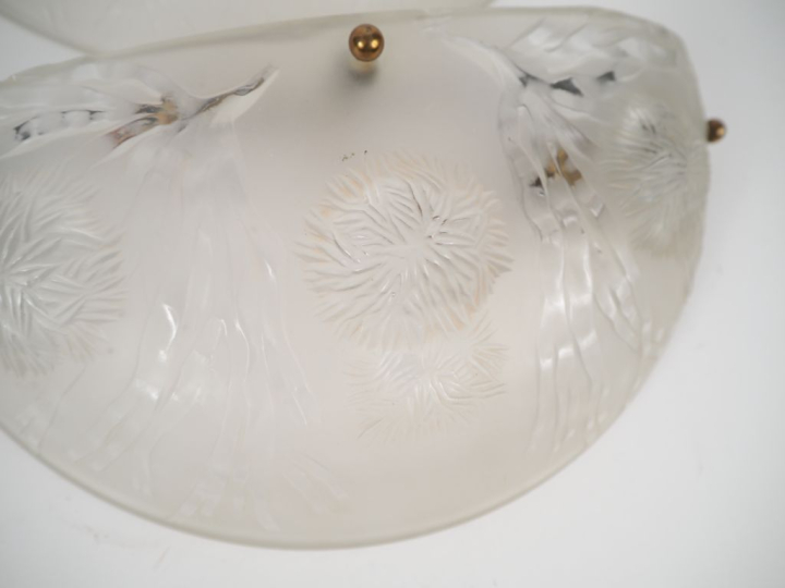 LALIQUE France Paire d'appliques en verre blanc moulé-pressé à décor d