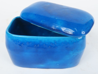 Vente aux enchères LACHENAL. Boîte couverte en céramique craquelée bleue. Signée. Dim. 11