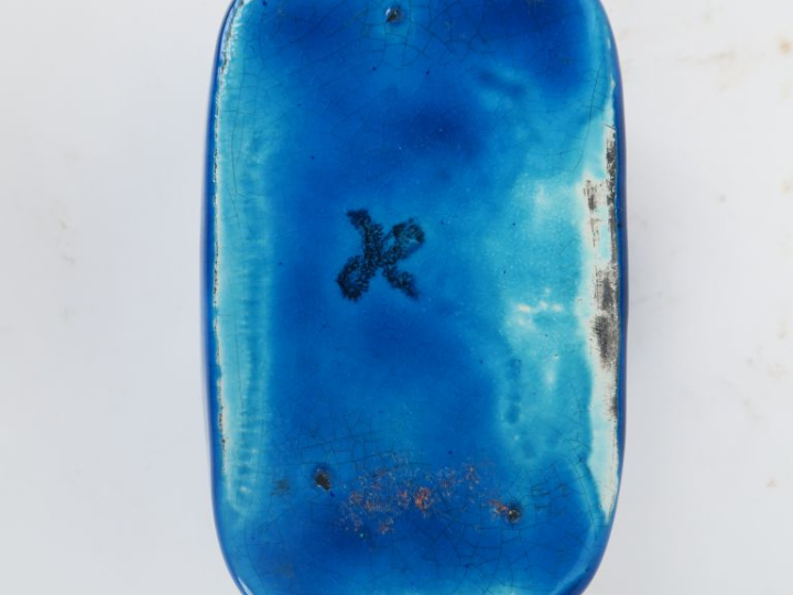 LACHENAL. Boîte couverte en céramique craquelée bleue. Signée. Dim. 11