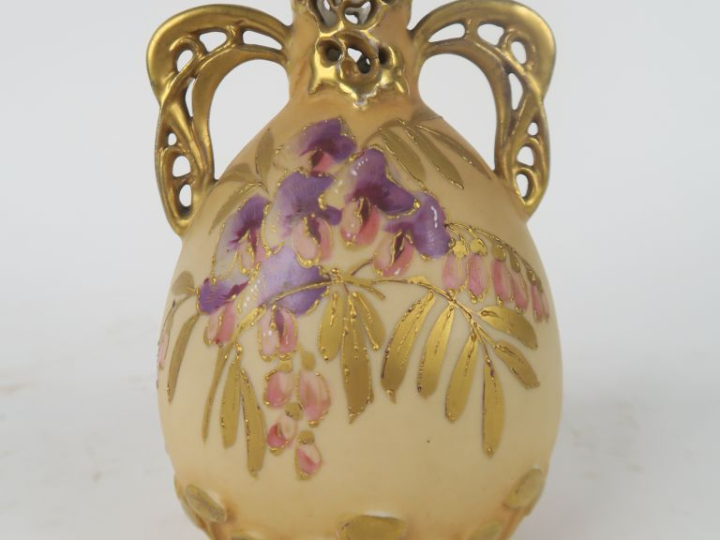 AMPHORA TEPLITZ. Petit vase à anses en porcelaine polychrome à décor é