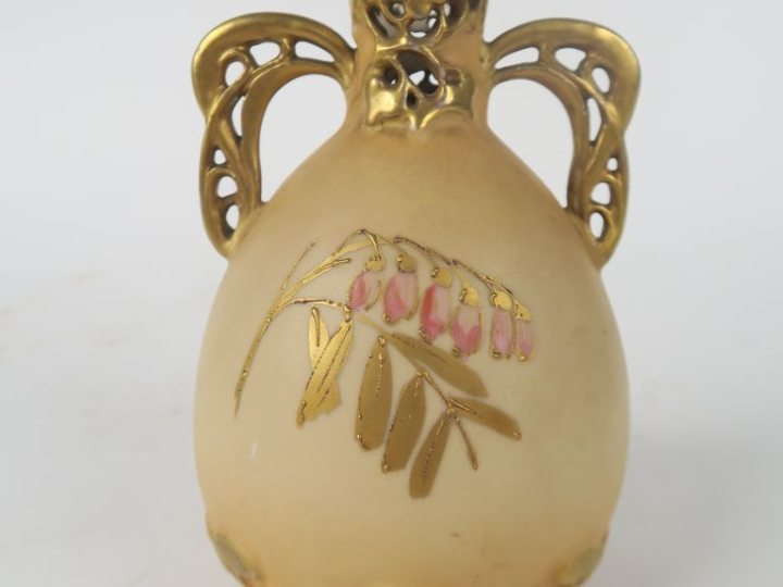 AMPHORA TEPLITZ. Petit vase à anses en porcelaine polychrome à décor é