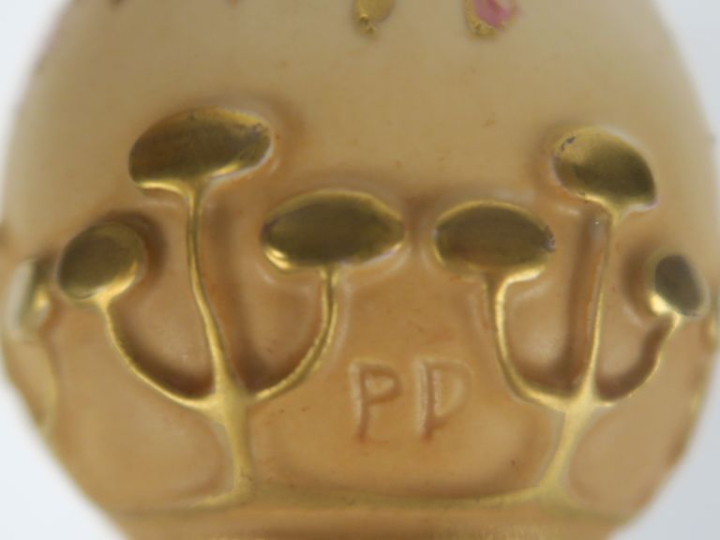 AMPHORA TEPLITZ. Petit vase à anses en porcelaine polychrome à décor é