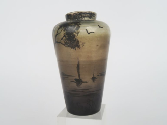 Vente aux enchères PEYNAUD à Bordeaux. Vase miniature en verre peint à décor d'un paysage