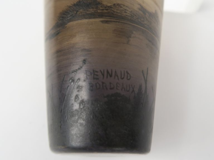PEYNAUD à Bordeaux. Vase miniature en verre peint à décor d'un paysage