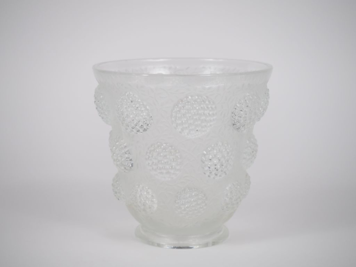 VERLYS. Vase en verre sablé à décor de mûres. Trace de signature. Dim.