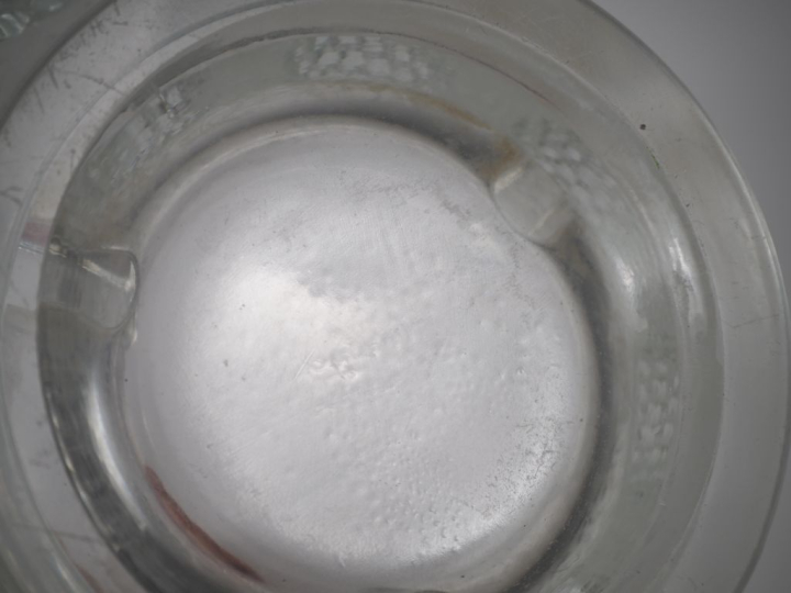 VERLYS. Vase en verre sablé à décor de mûres. Trace de signature. Dim.