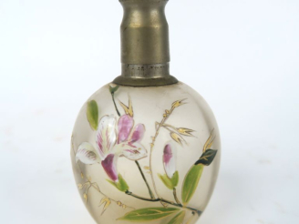 Vente aux enchères Vaporisateur 1900 en verre et laiton à décor émaillé et doré de fleurs