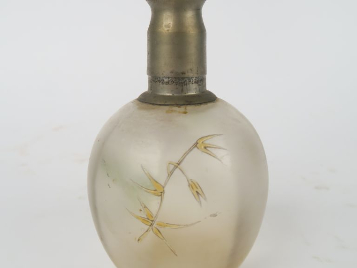 Vaporisateur 1900 en verre et laiton à décor émaillé et doré de fleurs