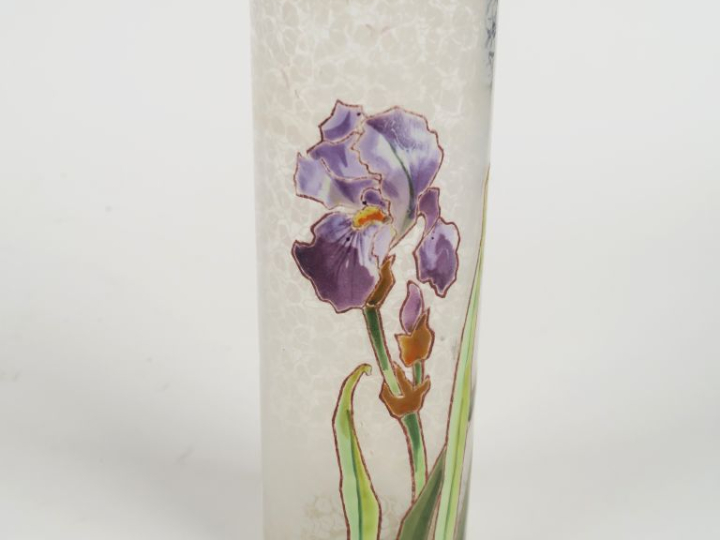 Vase rouleau de style Art Nouveau à déco émaillé d'iris en fleur. H. 2