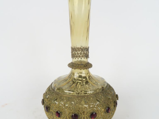 Vente aux enchères Vase 1900 en verre vert de style persan, gainé de laiton à décor de ri