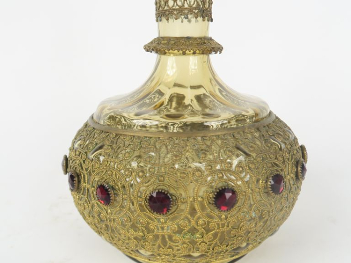 Vase 1900 en verre vert de style persan, gainé de laiton à décor de ri