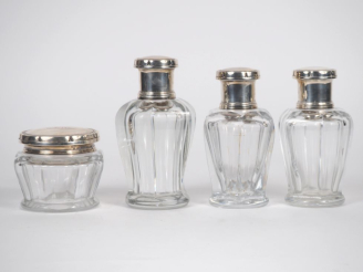 Vente aux enchères BACCARAT. Garniture de toilette en cristal et argent 925  comprenant 4