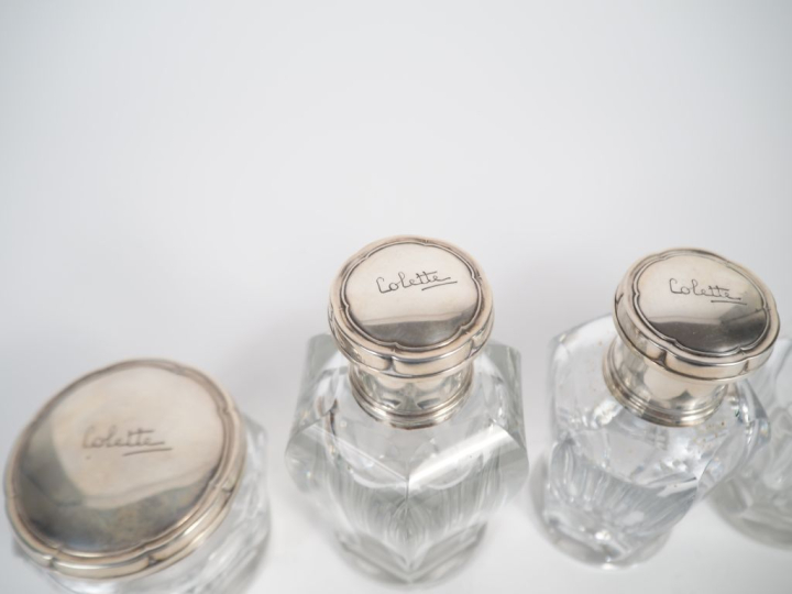 BACCARAT. Garniture de toilette en cristal et argent 925  comprenant 4