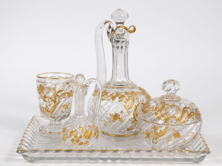 BACCARAT. Service de nuit en cristal à décor émaillé doré de rinceaux 