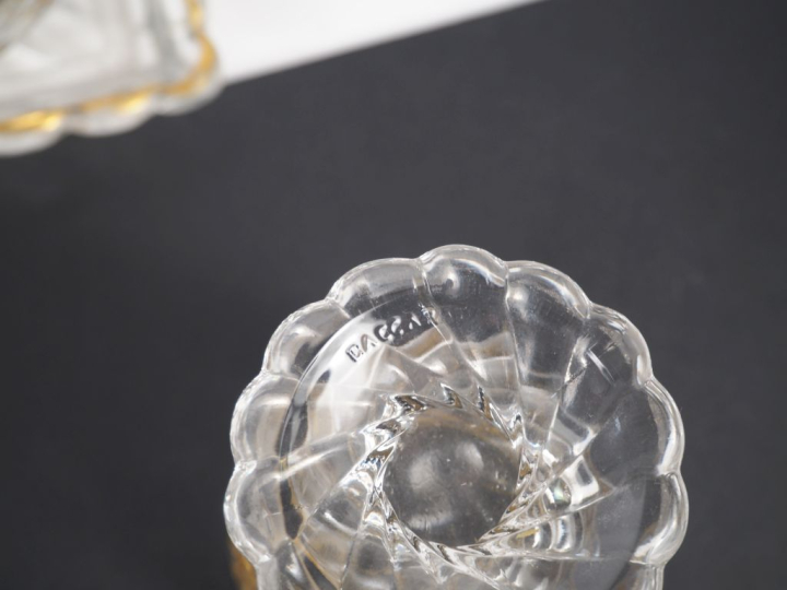 BACCARAT. Service de nuit en cristal à décor émaillé doré de rinceaux 