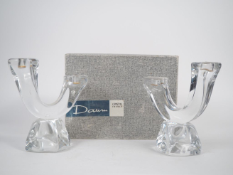 Vente aux enchères DAUM France. Paire de bougeoirs doubles en cristal. Signés. H. 24,5 cm