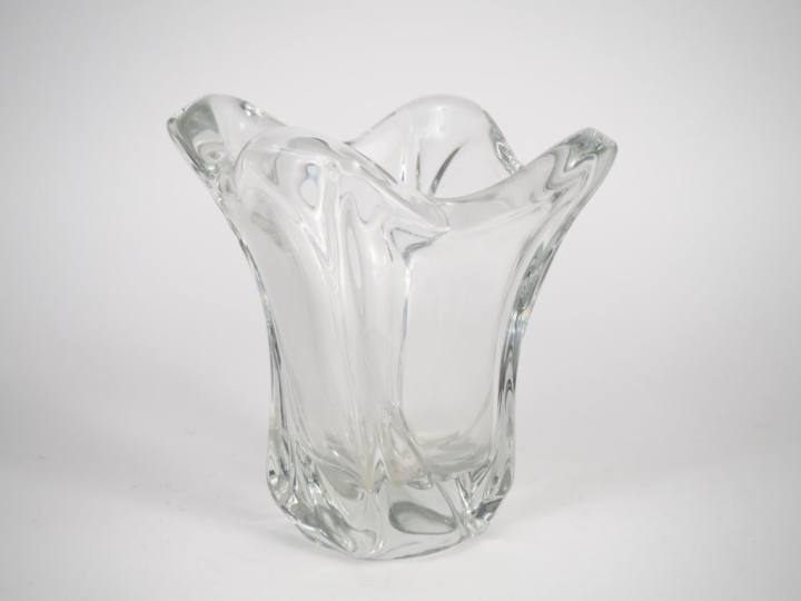 DAUM France. Vase en cristal moulé. Signé. H. 24 cm.