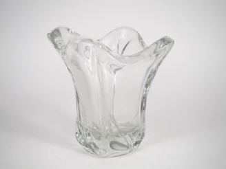 Vente aux enchères DAUM France. Vase en cristal moulé. Signé. H. 24 cm.