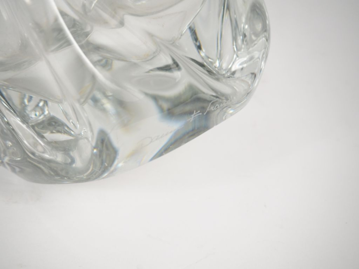 DAUM France. Vase en cristal moulé. Signé. H. 24 cm.