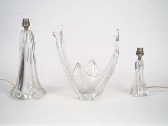 Vente aux enchères DAUM France. Deux lampes et une coupe en cristal. Signées. H. (lampes)