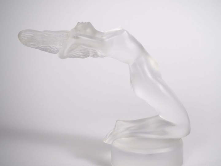 LALIQUE France. "Chrysis". Presse-papier en verre blanc moulé-pressé. 