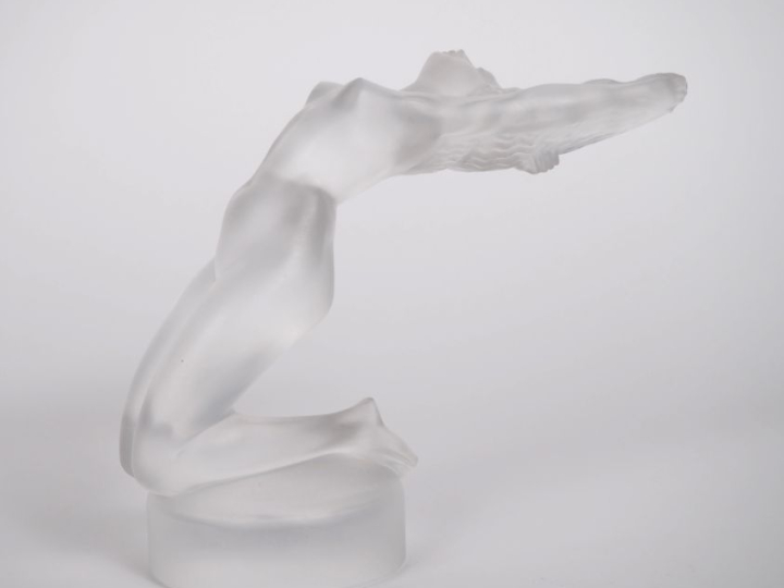 LALIQUE France. "Chrysis". Presse-papier en verre blanc moulé-pressé. 