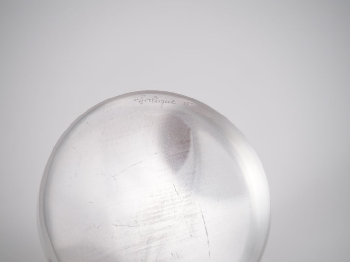 LALIQUE France. "Chrysis". Presse-papier en verre blanc moulé-pressé. 