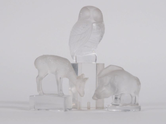 Vente aux enchères LALIQUE France. 3 presse papier en verre blanc moulé pressé, "Chouette