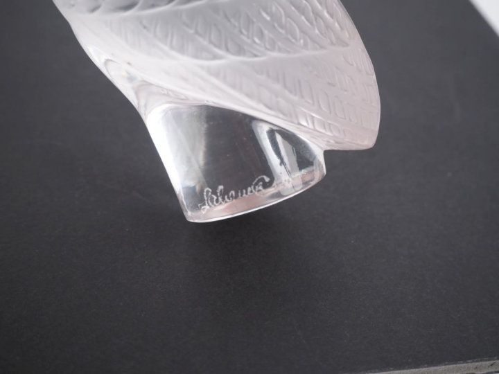 LALIQUE France. 3 presse papier en verre blanc moulé pressé, "Chouette