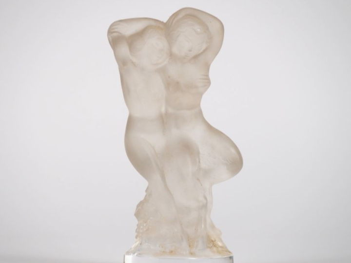 LALIQUE France. "Faune et nymphes". Sujet en verre blanc moulé-pressé.