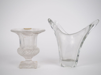 Vente aux enchères SAINT LOUIS. Vase de forme "Médicis" en cristal taillé. Signé.  H. 19 