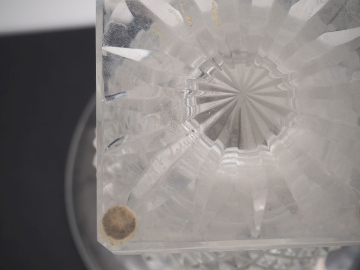 SAINT LOUIS. Vase de forme "Médicis" en cristal taillé. Signé.  H. 19 