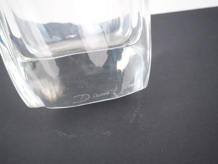 SAINT LOUIS. Vase de forme "Médicis" en cristal taillé. Signé.  H. 19 