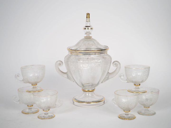 Service à punch en cristal à décor émaillé et doré de rinceaux et de f