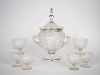 Vente aux enchères Service à punch en cristal à décor émaillé et doré de rinceaux et de f