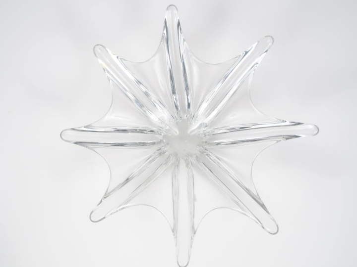 BACCARAT. Grand vide-poches en cristal. Signé. Dim. 10 x 37 cm.