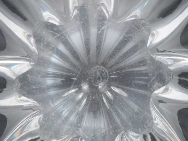 BACCARAT. Grand vide-poches en cristal. Signé. Dim. 10 x 37 cm.