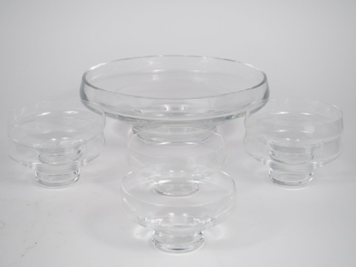 BACCARAT. 6 coupes à glace et une coupe sur talon en cristal. Signées.