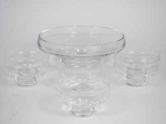 Vente aux enchères BACCARAT. 6 coupes à glace et une coupe sur talon en cristal. Signées.
