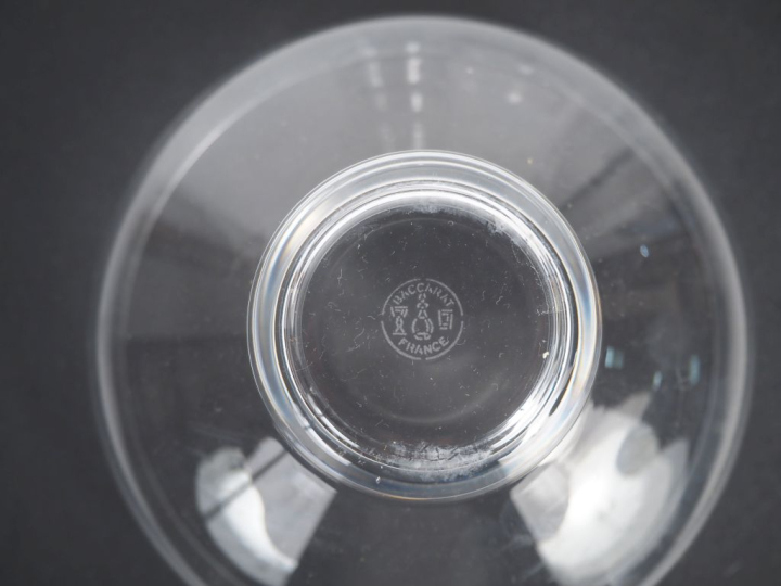 BACCARAT. 6 coupes à glace et une coupe sur talon en cristal. Signées.
