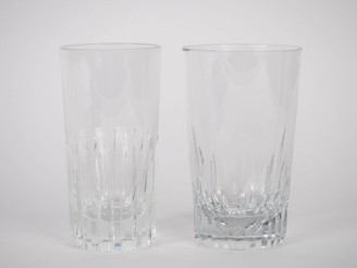 Vente aux enchères BACCARAT. Partie de service de verres en cristal comprenant 13 verres 