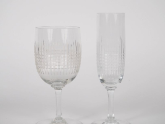Vente aux enchères BACCARAT. Partie de service de verres en cristal comprenant 10 verres 