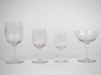 Vente aux enchères BACCARAT. Partie de service de verres en cristal. Comprenant :  - 8 ve