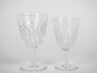 Vente aux enchères BACCARAT. Partie de service de verres en cristal comprenant 8 verres à