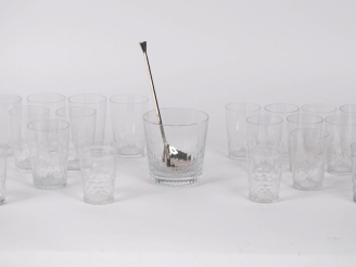 Vente aux enchères BACCARAT. Partie de service à Whisky en cristal comprenant 1 flacon et