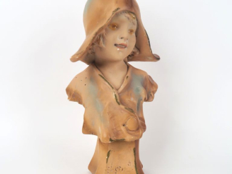 Vente aux enchères Ecole française début Xxème. "Jeune homme au bonnet". Moulage en plâtr