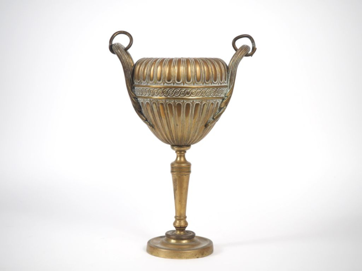 Coupe récompense 1900 en bronze à décor de frises de postes, anses à d