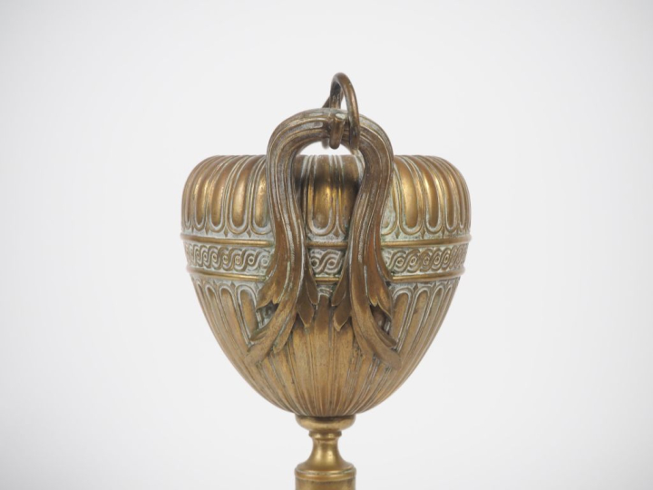 Coupe récompense 1900 en bronze à décor de frises de postes, anses à d