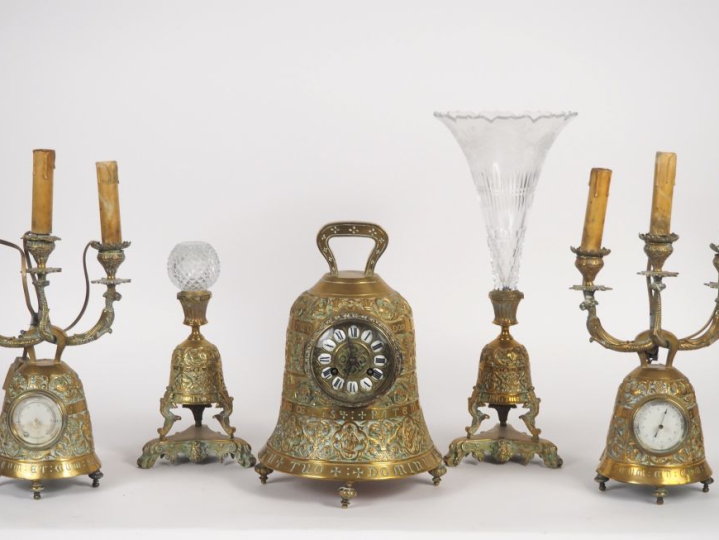 Garniture début XXème en bronze à décor de rinceaux feuillagés, de mas