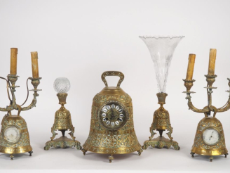 Vente aux enchères Garniture début XXème en bronze à décor de rinceaux feuillagés, de mas